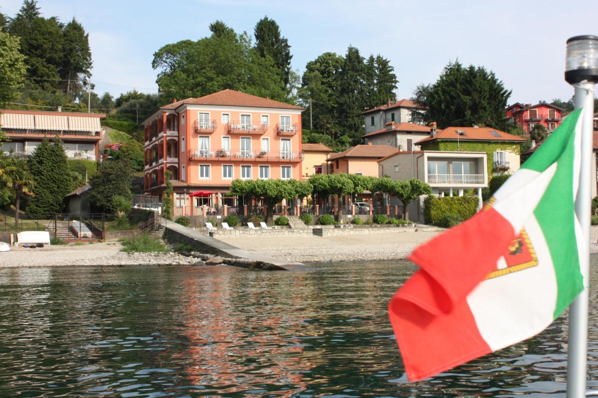 Albergo Riva Reno Di Leggiuno Exterior foto