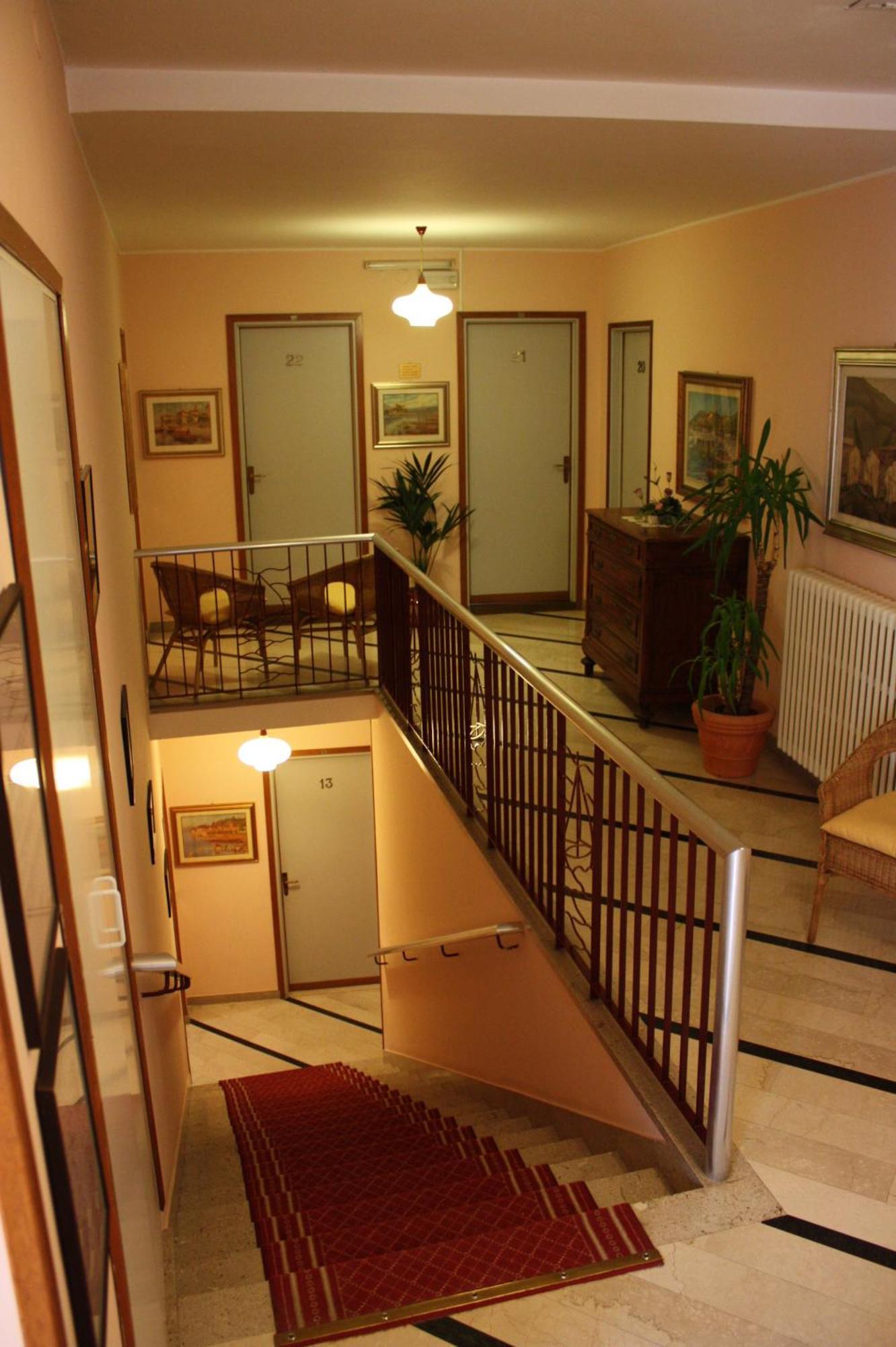 Albergo Riva Reno Di Leggiuno Exterior foto