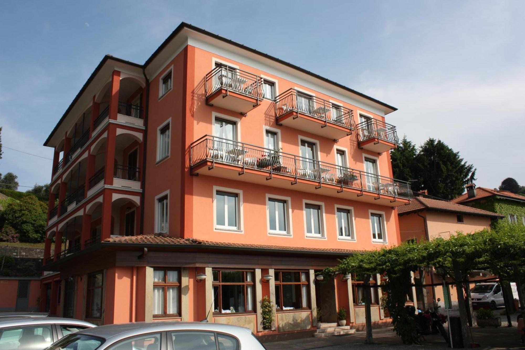 Albergo Riva Reno Di Leggiuno Exterior foto