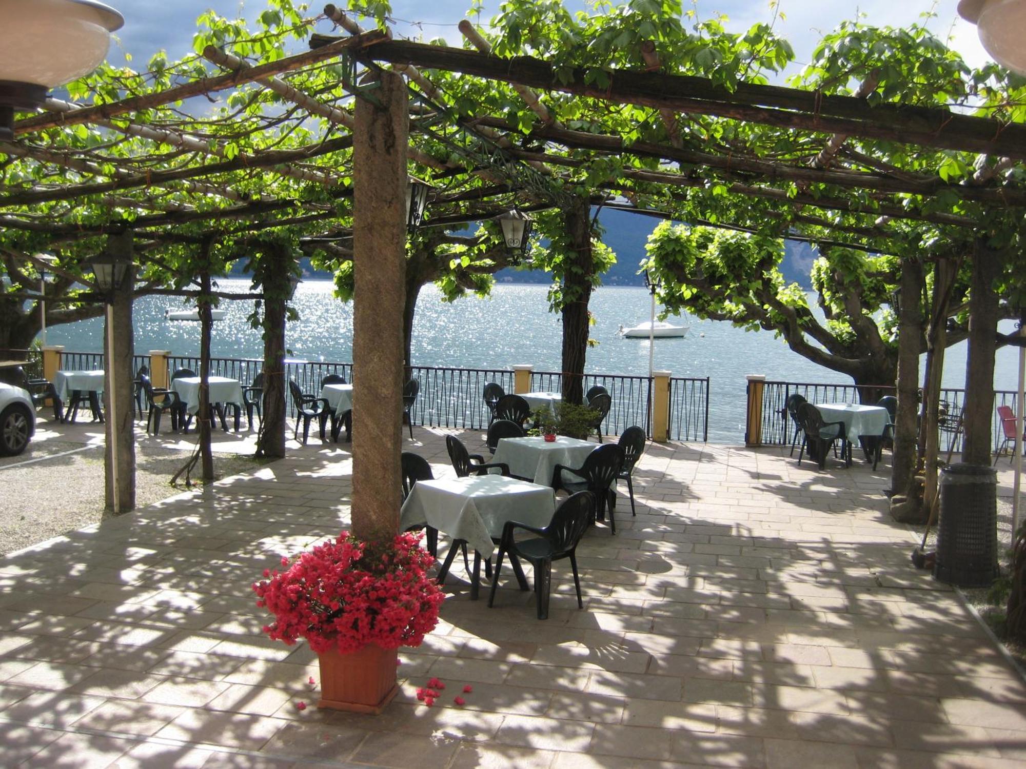 Albergo Riva Reno Di Leggiuno Exterior foto