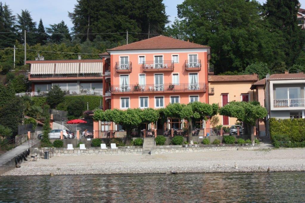 Albergo Riva Reno Di Leggiuno Exterior foto