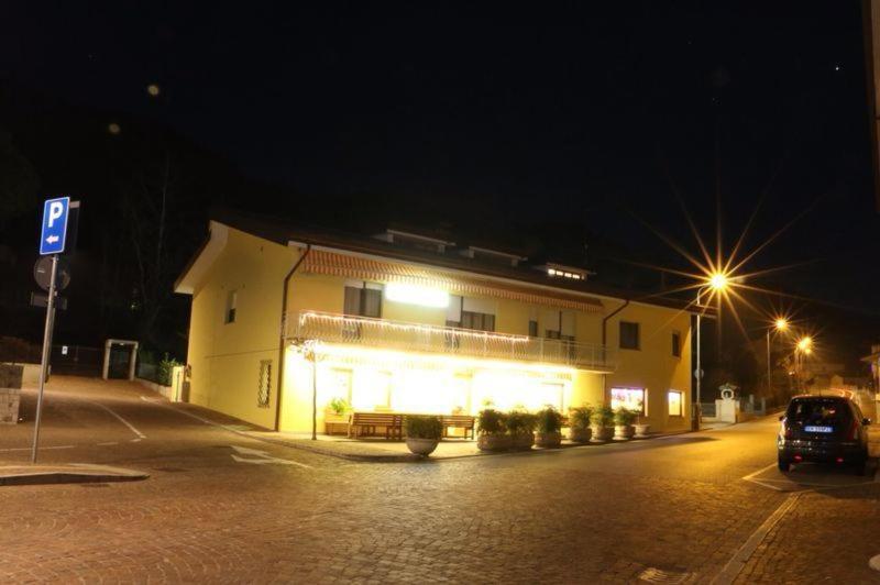 Albergo Riva Reno Di Leggiuno Exterior foto