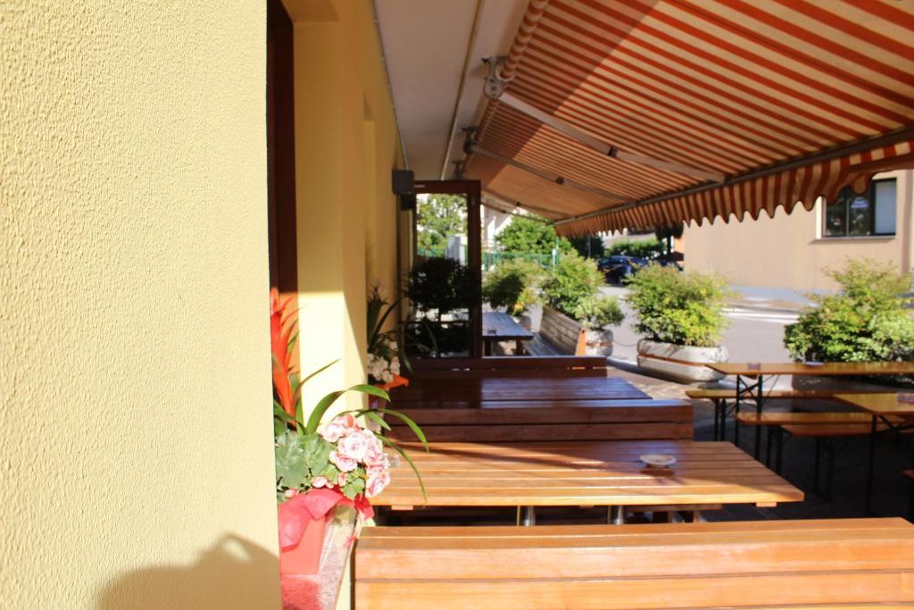 Albergo Riva Reno Di Leggiuno Exterior foto