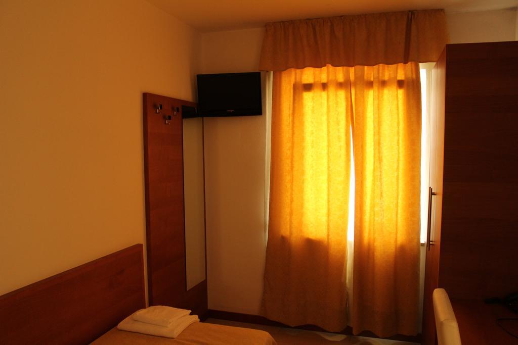 Albergo Riva Reno Di Leggiuno Zimmer foto