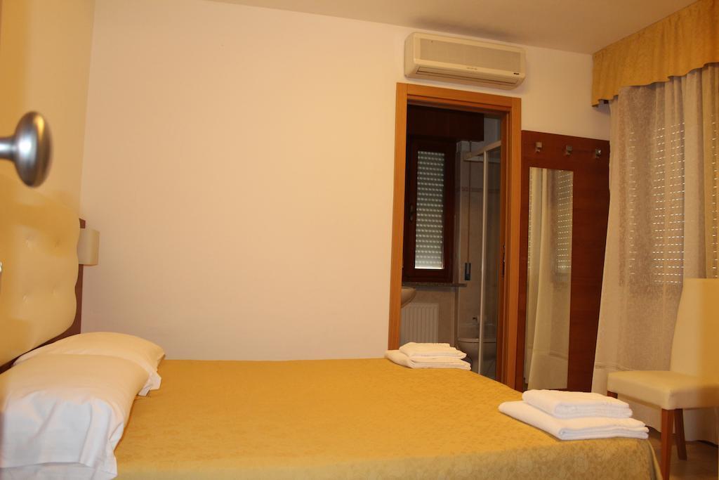 Albergo Riva Reno Di Leggiuno Exterior foto