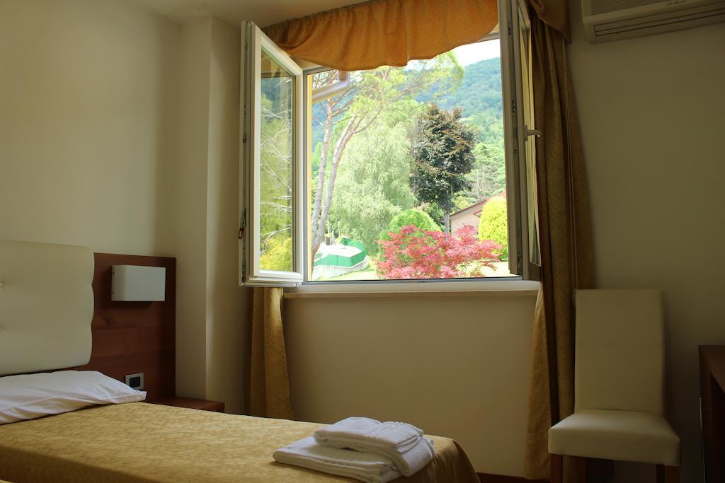 Albergo Riva Reno Di Leggiuno Exterior foto